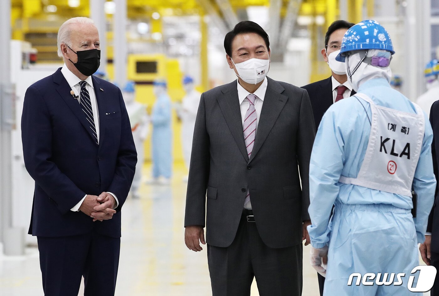 본문 이미지 - 윤석열 대통령과 조 바이든 미국 대통령이 20일 경기 평택 삼성전자 반도체 공장을 방문해 이재용 부회장과　함께 반도체 생산라인을 둘러보며 관계자의 설명을 듣고 있다. (대통령실사진기자단) 2022.5.20/뉴스1 ⓒ News1 오대일 기자