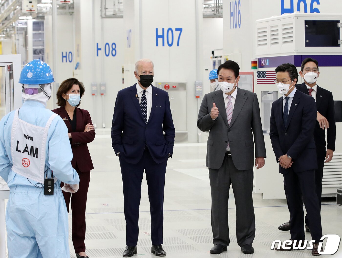 본문 이미지 - 윤석열 대통령이 20일 조 바이든 미국 대통령과 경기 평택 삼성전자 반도체 공장을 시찰하며 엄지 손가락을 들어보이고 있다. (대통령실사진기자단) 2022.5.20/뉴스1 ⓒ News1 오대일 기자