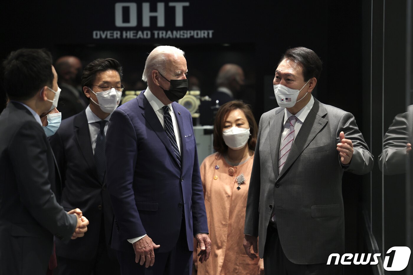 본문 이미지 - 윤석열 대통령과 조 바이든 미국 대통령이 20일 경기 평택 삼성전자 반도체 P1 공장을 시찰하고 있다. (대통령실사진기자단) 2022.5.20/뉴스1 ⓒ News1 오대일 기자