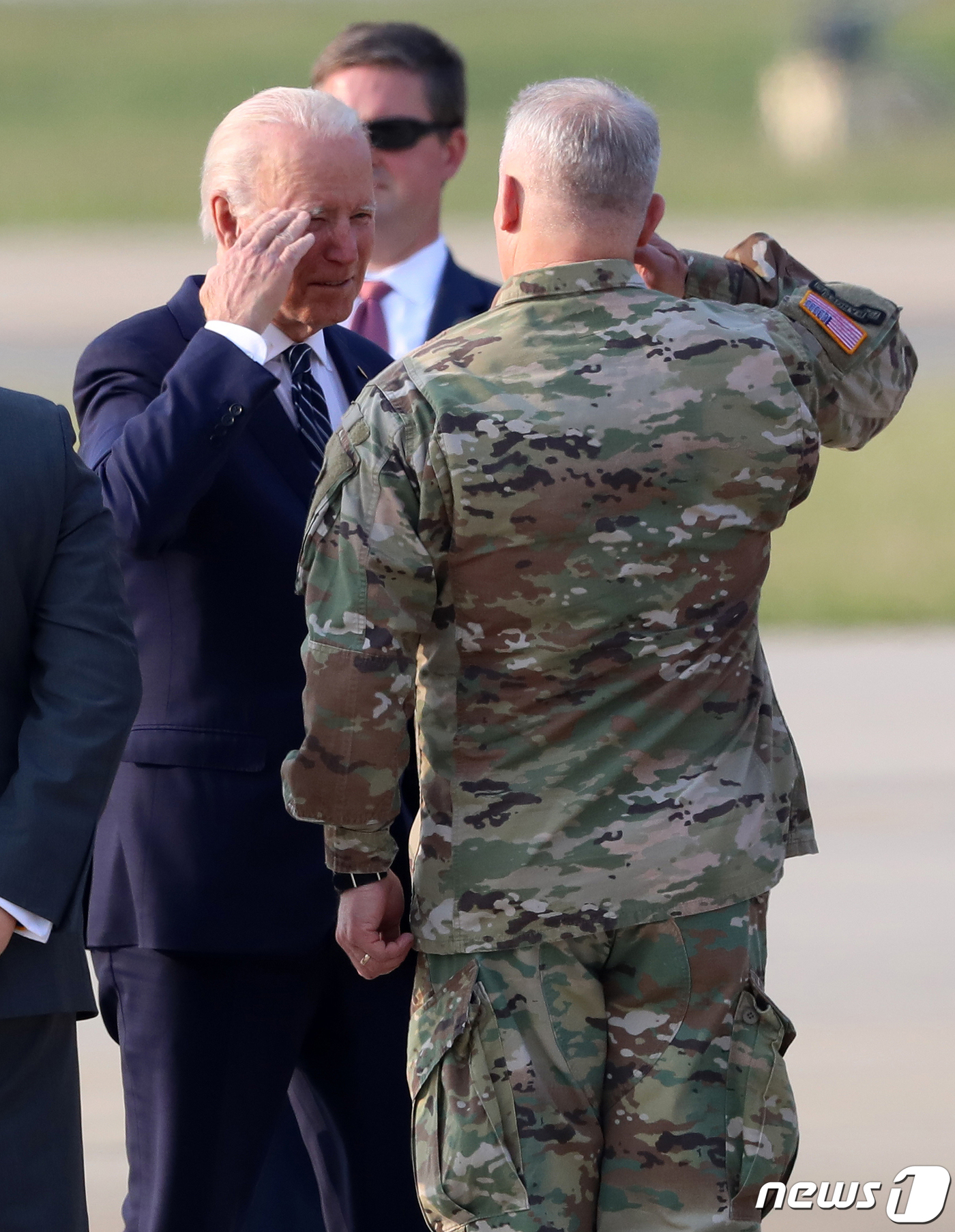 (평택=뉴스1) 사진공동취재단 = 조 바이든 미국 대통령이 20일 오후 전용기 에어포스원으로 경기도 오산공군기지에 도착해 폴 러캐머라 주한미군사령관(유엔군·연합사령관 겸직)의 경례 …