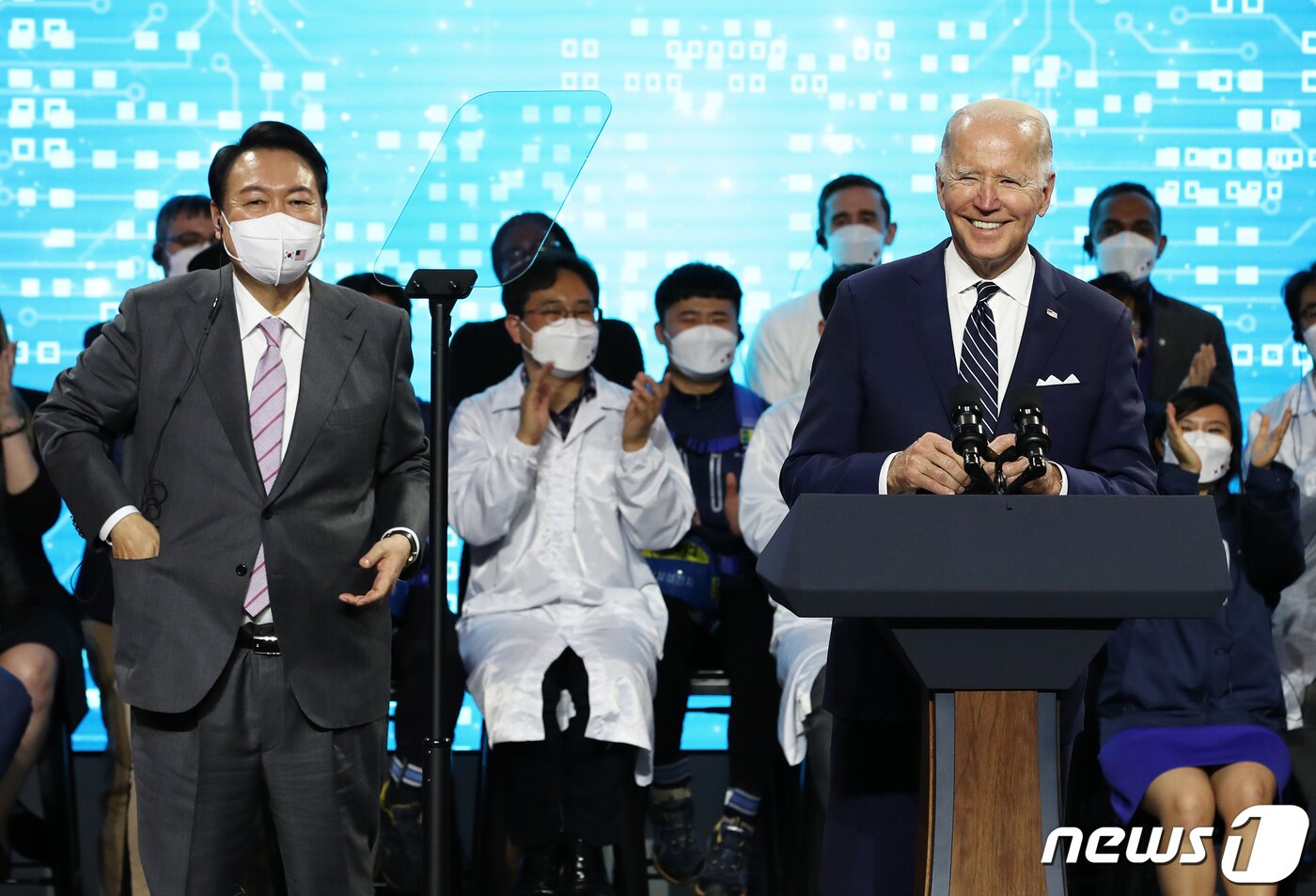 본문 이미지 - 윤석열 대통령과 조 바이든 미국 대통령이 20일 경기 평택 삼성전자 반도체 공장에서 열린 양국 대통령 연설에서 웃음짓고 있다. (대통령실사진기자단) 2022.5.20/뉴스1 ⓒ News1 오대일 기자
