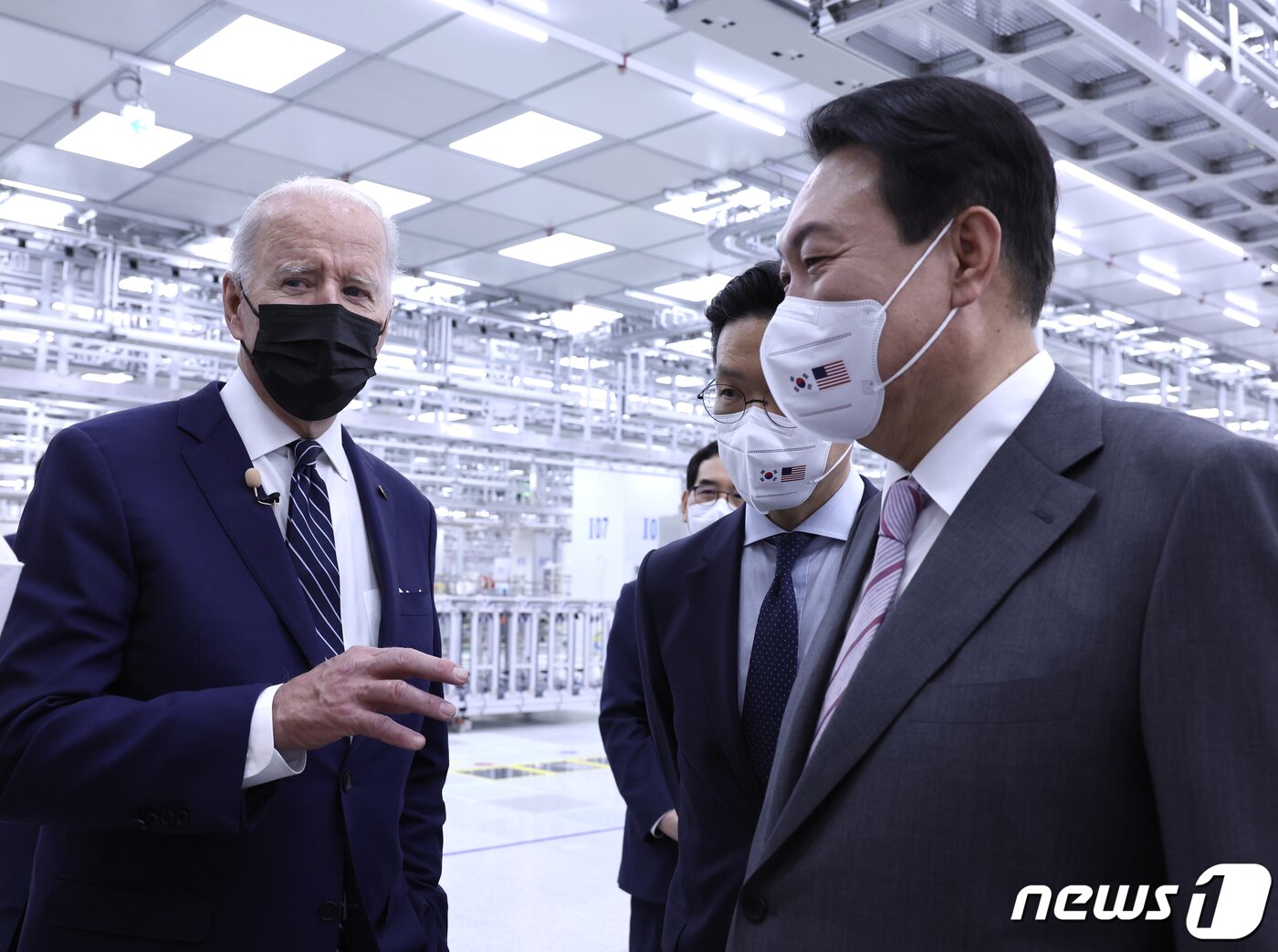 본문 이미지 - 윤석열 대통령과 조 바이든 미국 대통령이 20일 경기 평택 삼성전자 반도체 공장을 둘러보며 대화하고 있다. (대통령실사진기자단) 2022.5.20/뉴스1 ⓒ News1 오대일 기자
