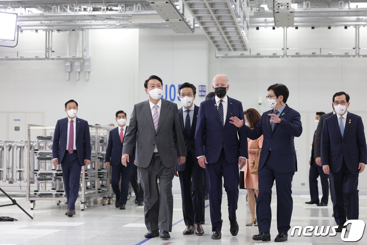 본문 이미지 - 윤석열 대통령과 조 바이든 미국 대통령이 20일 경기 평택 삼성전자 반도체 공장을 둘러보고 있다. (대통령실사진기자단) 2022.5.20/뉴스1 ⓒ News1 오대일 기자
