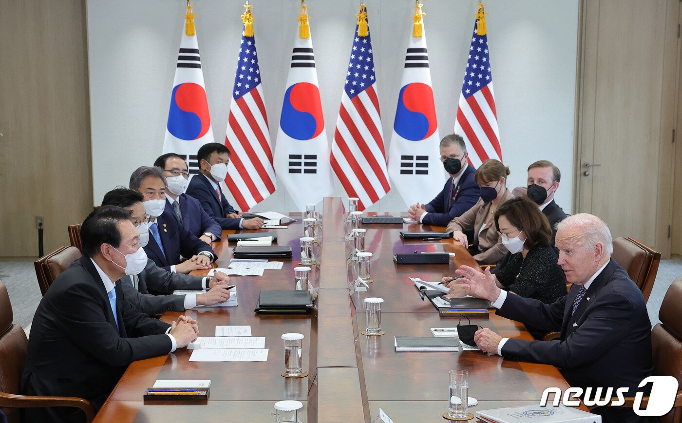 본문 이미지 - 윤석열 대통령과 조 바이든 미국 대통령이 21일 오후 용산 대통령실 청사 접견실에서 확대 정상회담을 하고 있다. (대통령실사진기자단) 2022.5.21/뉴스1 ⓒ News1 안은나 기자