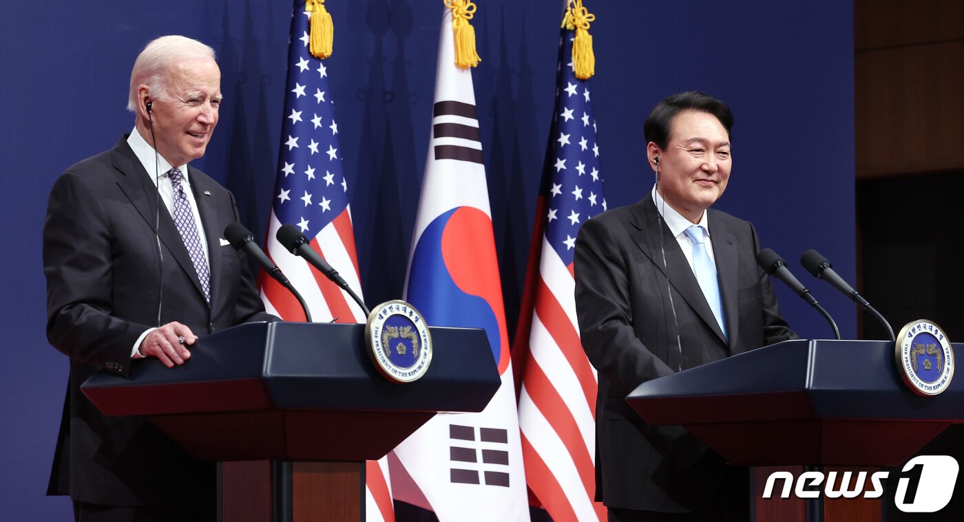 본문 이미지 - 윤석열 대통령과 조 바이든 미국 대통령이 21일 용산 대통령실 청사 강당에서 열린 한미정상회담 공동 기자회견에서 한 취재진의 질문에 나란히 웃음짓고 있다. (대통령실사진기자단) 2022.5.21/뉴스1 ⓒ News1 오대일 기자