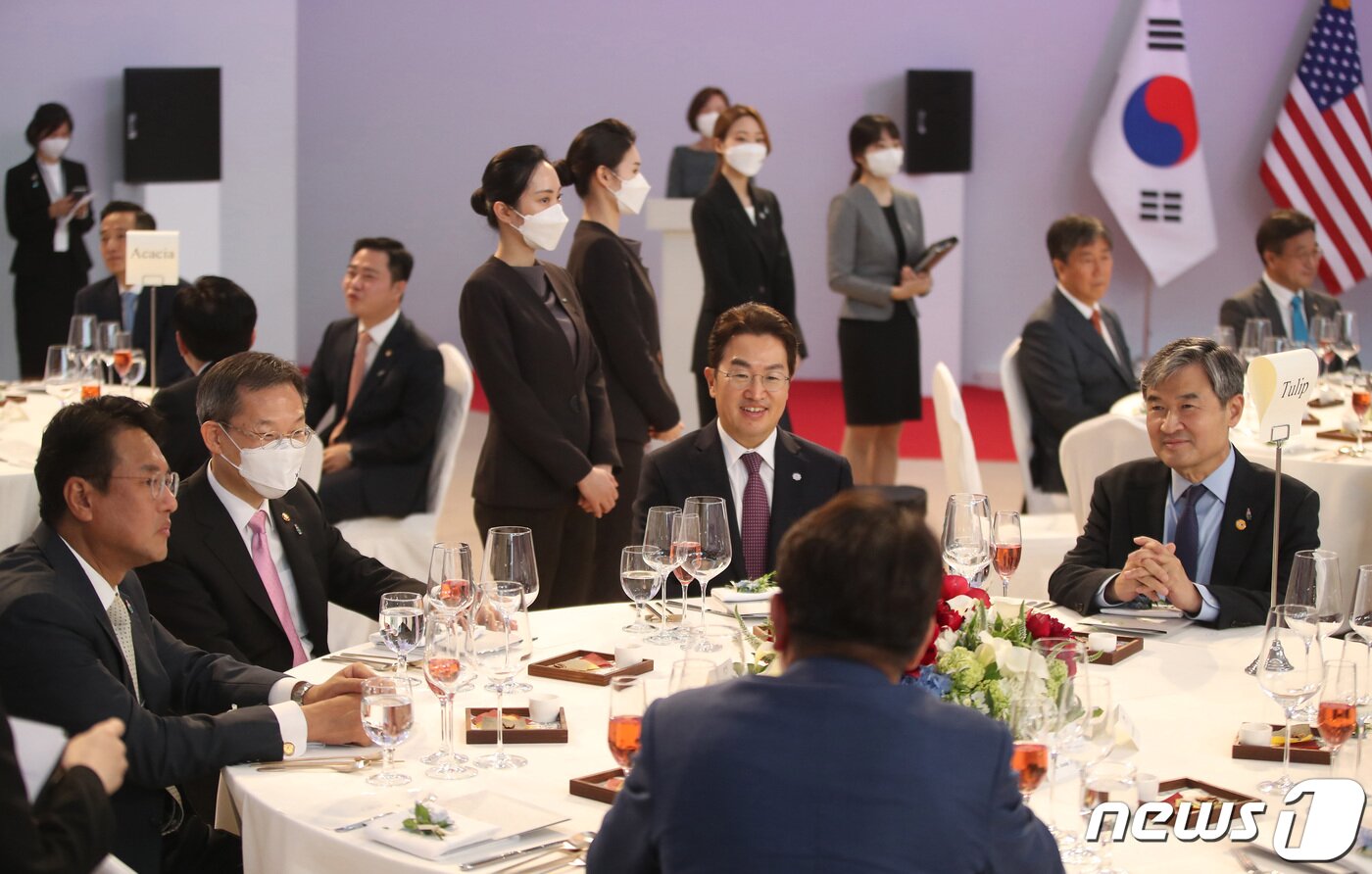 본문 이미지 - 강한승 쿠팡 대표가 21일 오후 서울 용산구 국립중앙박물관에서 열린 한미정상 만찬에서 참석자들과 대화하고 있다. 왼쪽부터 김태효 국가안보실 1차장, 이종호 과학기술정보통신부 장관, 강 대표, 조태용 주미대사 내정자. 2022.5.21/뉴스1 ⓒ News1 안은나 기자