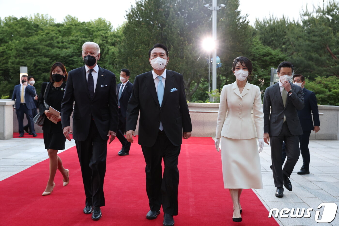 본문 이미지 - 윤석열 대통령과 조 바이든 미국 대통령이 21일 오후 서울 용산구 국립중앙박물관에서 열린 한미정상 환영만찬에 입장하고 있다. 오른쪽은 김건희 여사. (대통령실 제공) 2022.5.21/뉴스1 ⓒ News1 안은나 기자
