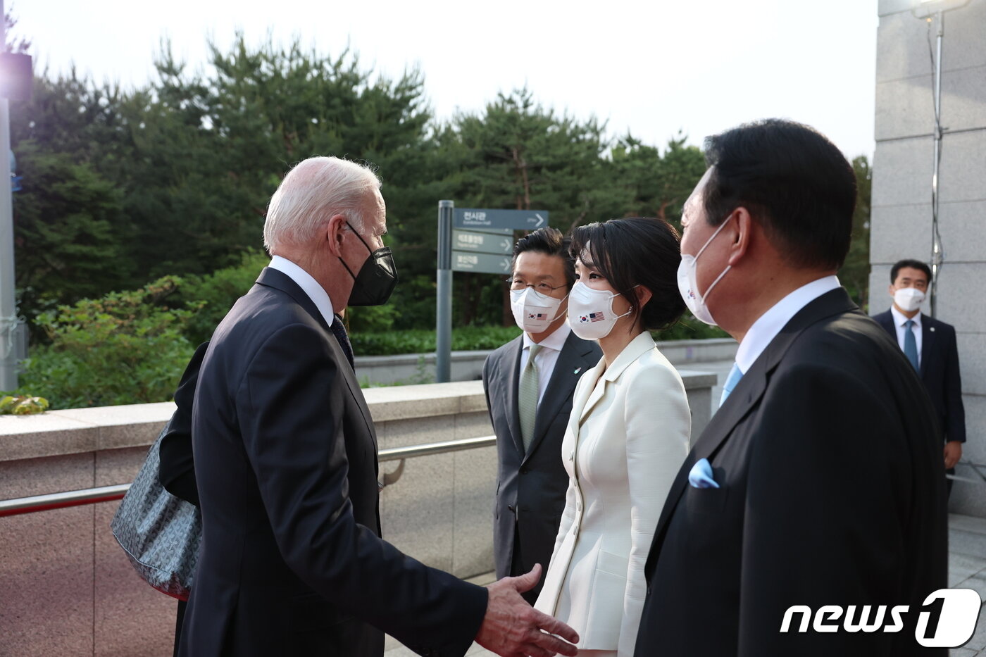 본문 이미지 - 조 바이든 미국 대통령이 21일 오후 서울 용산구 국립중앙박물관에서 윤석열 대통령과 한미정상 환영만찬에 입장하기 전 김건희 여사와 인사를 나누고 있다. (대통령실 제공) 2022.5.21/뉴스1 ⓒ News1 안은나 기자