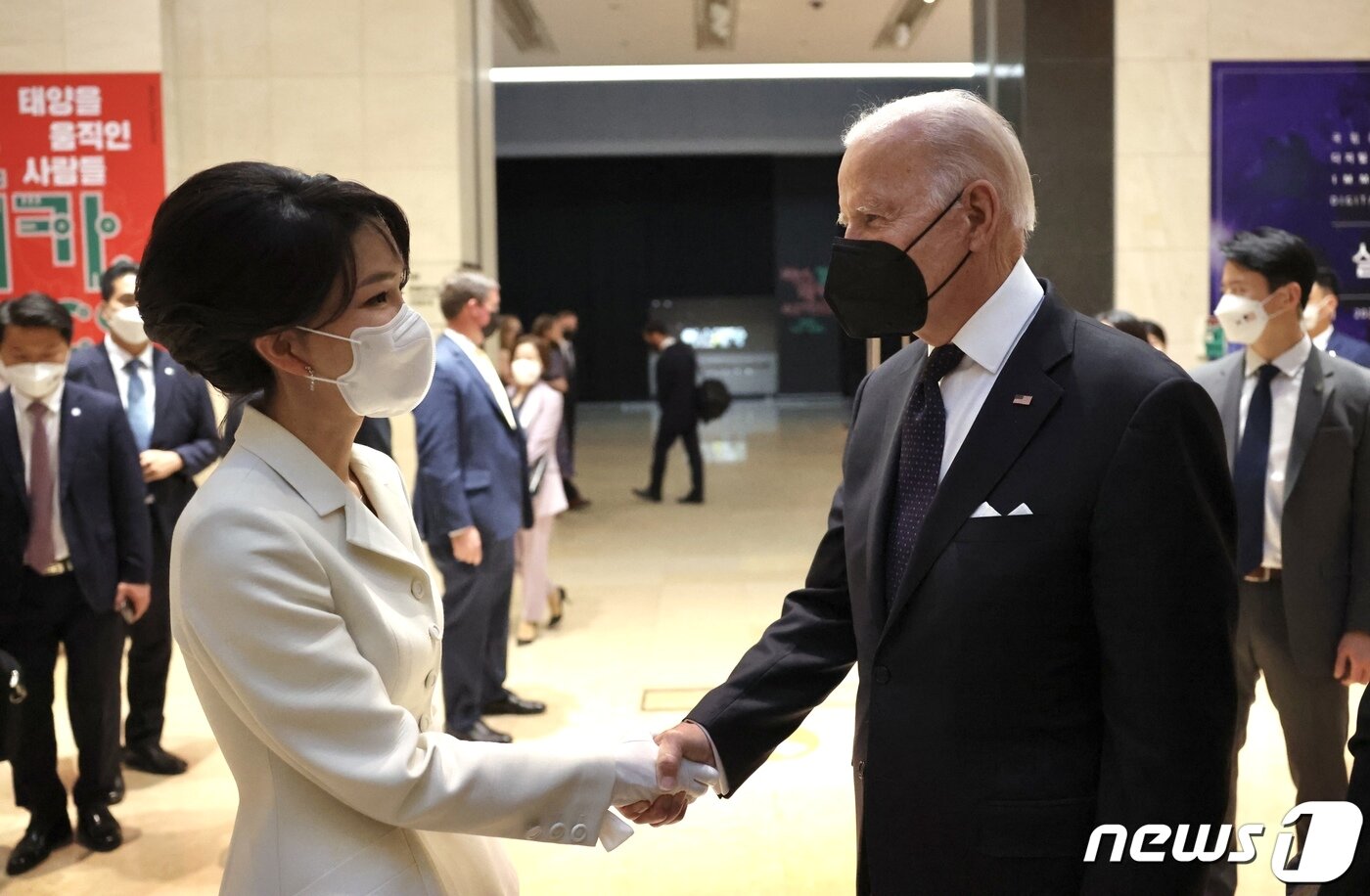본문 이미지 - 조 바이든 미국 대통령이 지난 5월21일 오후 서울 용산구 국립중앙박물관에서 한미정상 환영만찬에 입장하기 전 윤석열 대통령 부인 김건희 여사와 인사를 나누고 있다. (대통령실 제공) 2022.5.21/뉴스1 ⓒ News1 안은나 기자
