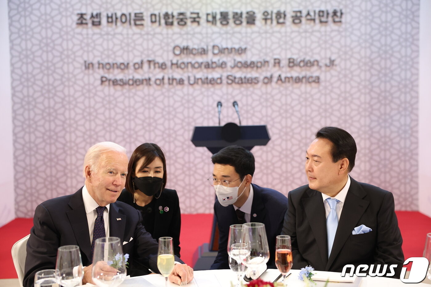 본문 이미지 - 윤석열 대통령과 조 바이든 미국 대통령이 21일 오후 서울 용산구 국립중앙박물관에서 열린 한미정상 환영만찬에서 대화를 나누고 있다. &#40;대통령실 제공&#41; 2022.5.21/뉴스1 ⓒ News1 안은나 기자