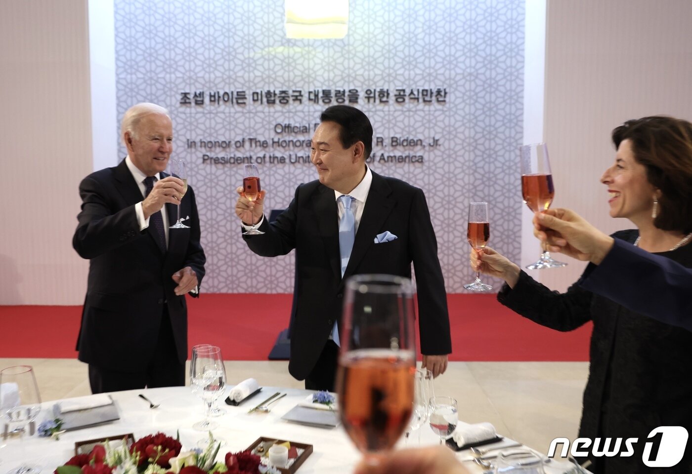 본문 이미지 - 윤석열 대통령과 조 바이든 미국 대통령이 21일 오후 서울 용산구 국립중앙박물관에서 열린 한미정상 환영만찬에서 건배하고 있다. &#40;대통령실 제공&#41; 2022.5.21/뉴스1 ⓒ News1 안은나 기자