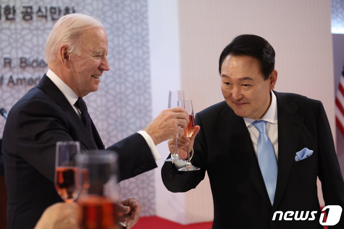 본문 이미지 - 윤석열 대통령과 조 바이든 미국 대통령이 21일 오후 서울 용산구 국립중앙박물관에서 열린 한미정상 환영만찬에서 건배하고 있다. &#40;대통령실 제공&#41; 2022.5.21/뉴스1 ⓒ News1 안은나 기자