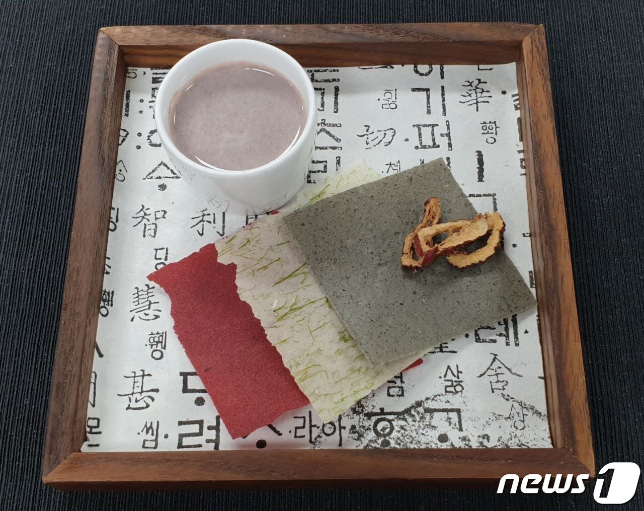 본문 이미지 - 21일 서울 용산구 국립중앙박물관에서 조 바이든 미국 대통령 환영만찬 메뉴에 오른 식전 먹거리. 바삭한 식감을 살려 만든 한국 전통 수제 전병류&#40;자색고구마, 단호박, 흑임자&#41;, 대추칩과 붉은 팥을 곱게 갈아 체에 내린 팥음료가 놓였다. &#40;대통령실 제공&#41; 2022.5.21/뉴스1 ⓒ News1 안은나 기자