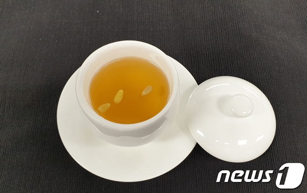 본문 이미지 - 21일 서울 용산구 국립중앙박물관에서 조 바이든 미국 대통령 환영만찬 메뉴에 오른 냉매실차. &#40;대통령실 제공&#41; 2022.5.21/뉴스1 ⓒ News1 안은나 기자