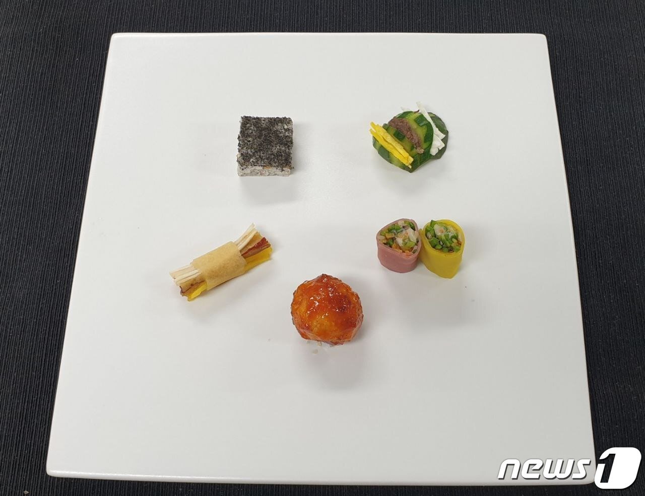 본문 이미지 - 21일 서울 용산구 국립중앙박물관에서 조 바이든 미국 대통령 환영만찬 메뉴에 오른 흑임자 두부전, 이색밀쌈 등 향토 진미 5품 냉채. &#40;대통령실 제공&#41; 2022.5.21/뉴스1 ⓒ News1 안은나 기자
