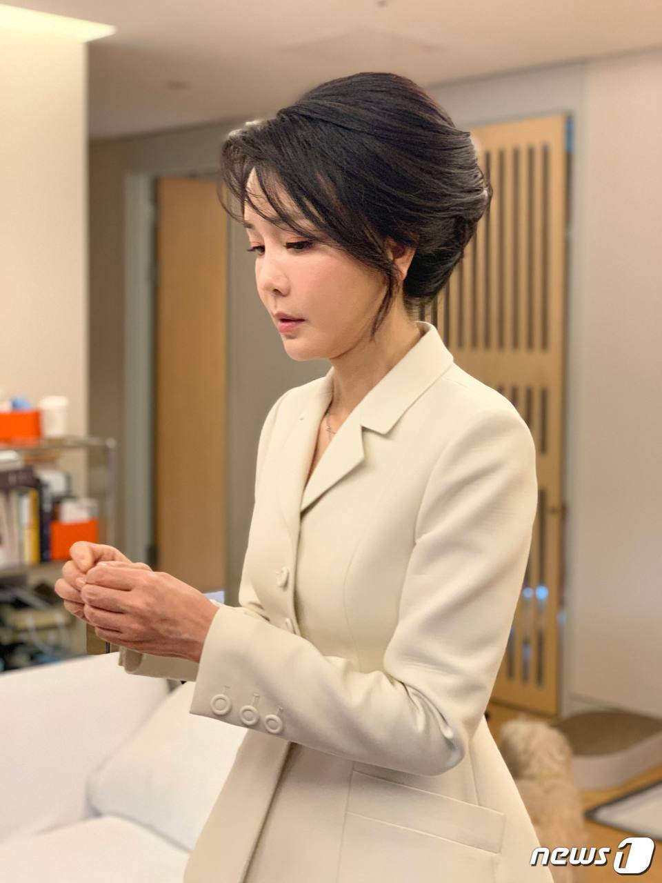 본문 이미지 - 윤석열 대통령 부인 김건희 여사가 자택에서 조 바이든 대통령을 만날 준비를 하고 있다. (김건희 여사 측 제공)ⓒ 뉴스1