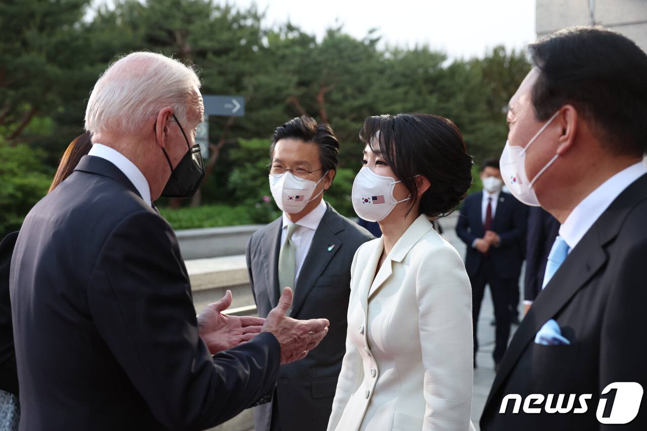 본문 이미지 - 윤석열 대통령 부인 김건희 여사가 21일 오후 서울 용산구 국립중앙박물관에서 열린 환영만찬에 앞서 조 바이든 미국 대통령과 인사하고 있다. (김건희 여사 측 제공) 2022.5.22/뉴스1