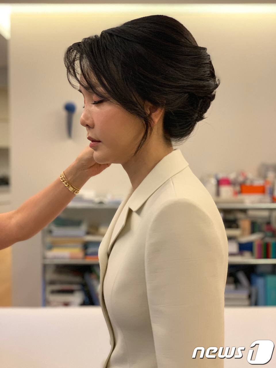 본문 이미지 - 윤석열 대통령 부인 김건희 여사가 21일 오후 서울 용산구 국립중앙박물관에서 열린 환영만찬에 앞서 조 바이든 미국 대통령과 인사하기 위해 자택에서 준비를 하고 있다. (김건희 여사 측 제공) 2022.5.22/뉴스1