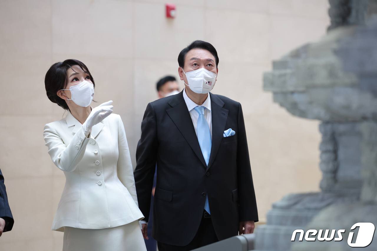 본문 이미지 - 윤석열 대통령 부인 김건희 여사가 21일 오후 서울 용산구 국립중앙박물관에서 열린 조 바이든 미국 대통령 방한 환영만찬에 앞서 박물관을 둘러보고 있다. (김건희 여사 측 제공) 2022.5.22/뉴스1