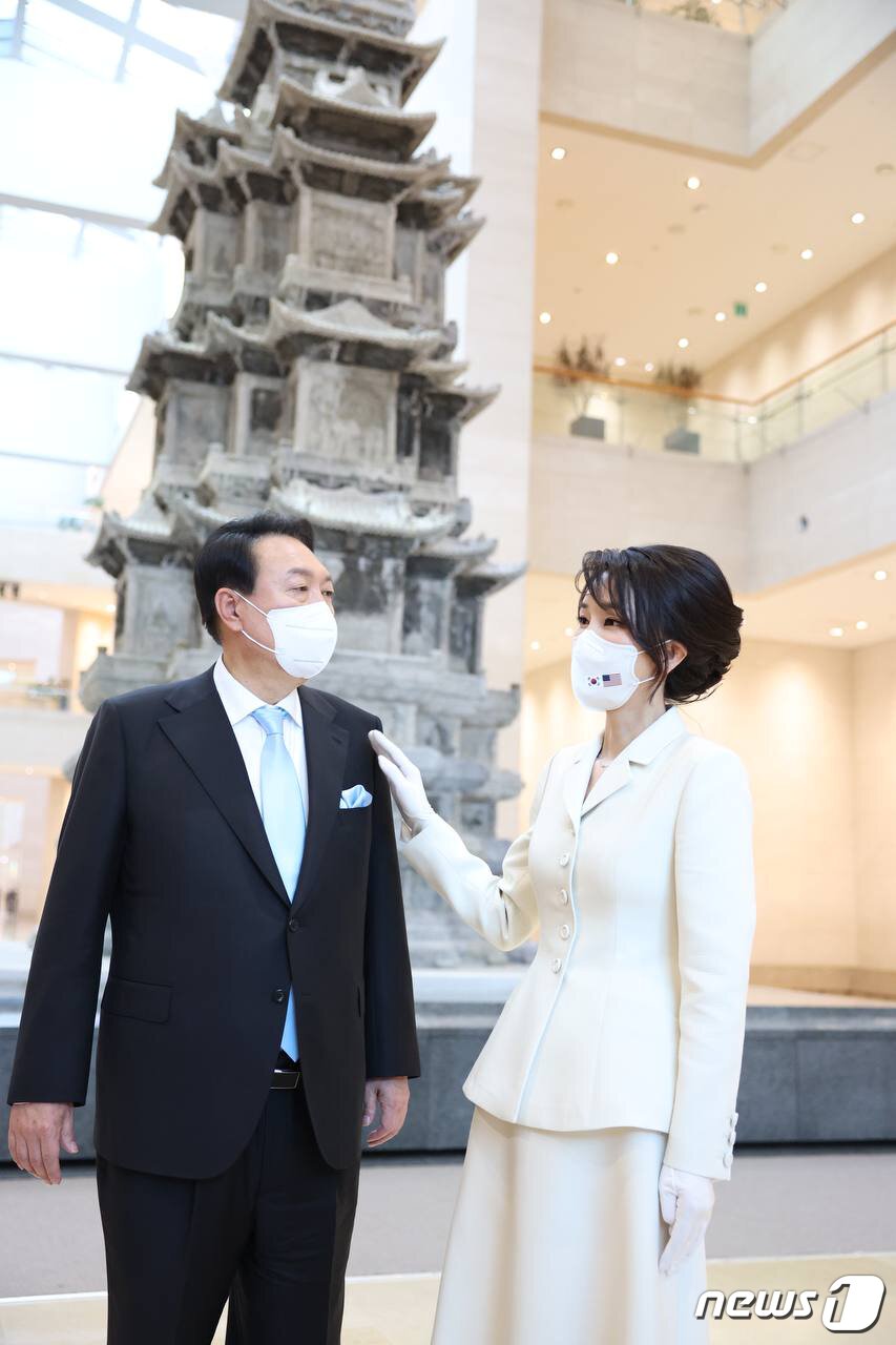 본문 이미지 - 윤석열 대통령과 부인 김건희 여사가 21일 오후 서울 용산구 국립중앙박물관에서 열린 조 바이든 미국대통령 환영만찬에 앞서 박물관을 둘러보고 있다. (김건희 여사 측 제공) 2022.5.22/뉴스1