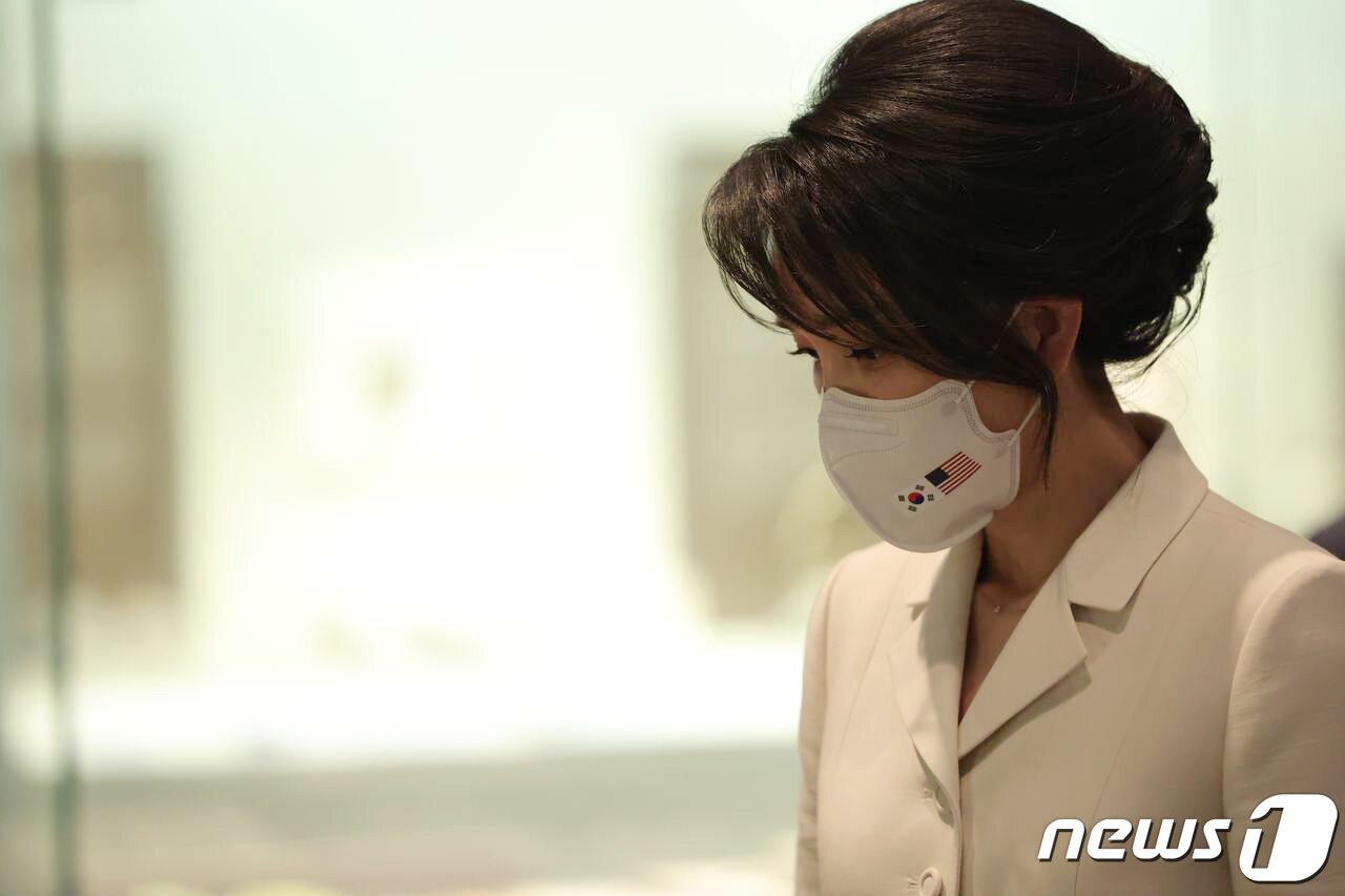 본문 이미지 - 윤석열 대통령 부인 김건희 여사가 21일 오후 서울 용산구 국립중앙박물관에서 열린 환영만찬에 앞서 조 바이든 미국 대통령과 인사하기 위해 행사장에 도착하고 있다. (김건희 여사 측 제공) 2022.5.22/뉴스1