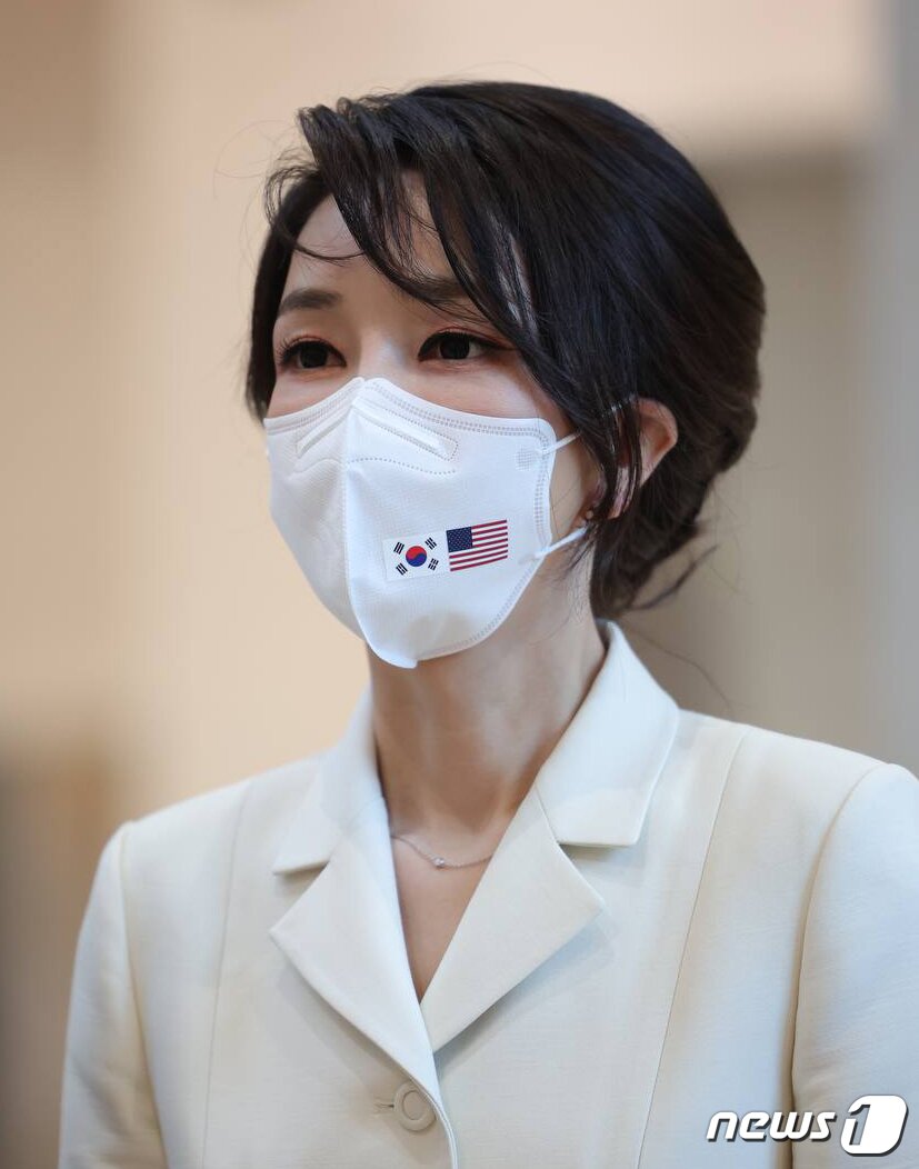 본문 이미지 - 윤석열 대통령 부인 김건희 여사가 21일 오후 서울 용산구 국립중앙박물관에서 열린 환영만찬에 앞서 조 바이든 미국 대통령과 인사하기 위해 행사장에 도착하고 있다. (김건희 여사 측 제공) 2022.5.22/뉴스1