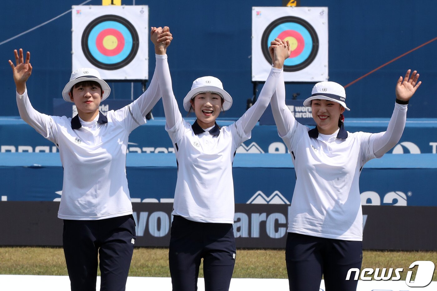 본문 이미지 - 22일 오전 광주 광산구 광주여자대학교에서 열린 '광주 2022 현대 양궁월드컵' 리커브 여자 단체전에서 안산, 최미선, 이가현 양궁 국가대표가 금메달을 차지하고 시상대에 올라 기뻐하고 있다. 2022.5.22/뉴스1 ⓒ News1 황희규 기자