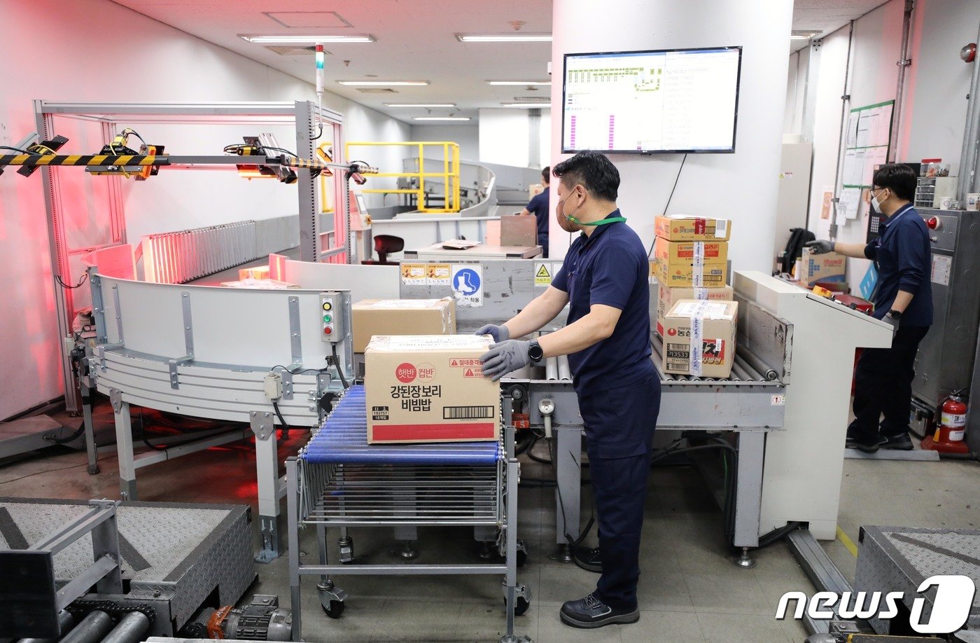 본문 이미지 - 서울역 도심공항터미널 수하물처리시설(BHS)에서 직원들이 승객들의 수하물이 담긴 항공화물 탑재용기(ULD)를 공항철도 직통열차에 싣고 있다. 2022.5.22/뉴스1 ⓒ News1 정진욱 기자
