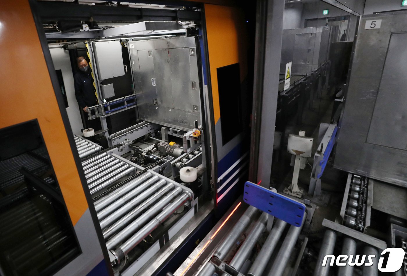 본문 이미지 - 서울역 도심공항터미널 수하물처리시설(BHS)에서 직원들이 승객들의 수하물이 담긴 항공화물 탑재용기(ULD)를 공항철도 직통열차에 싣고 있다.(공동취재사진)2022.5.22/뉴스1 ⓒ News1 정진욱 기자