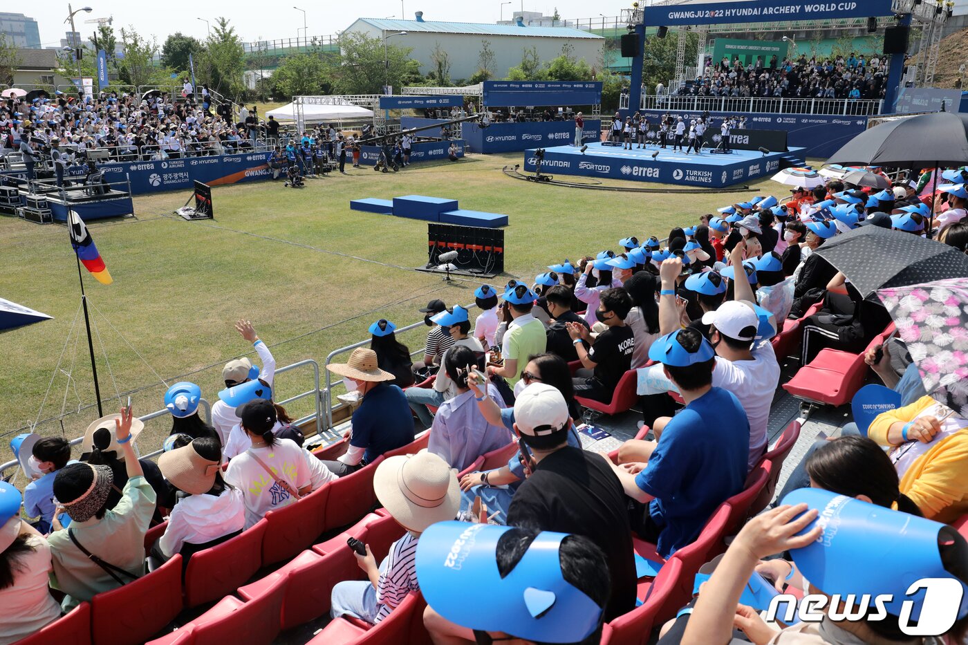 본문 이미지 - 22일 오전 광주 광산구 광주여자대학교에서 열린 '광주 2022 현대 양궁월드컵' 리커브 여자 단체전 한국 대 독일 결승전 경기가 진행되는 가운데 많은 관중이 한국을 응원하고 있다. 2022.5.22/뉴스1 ⓒ News1 황희규 기자