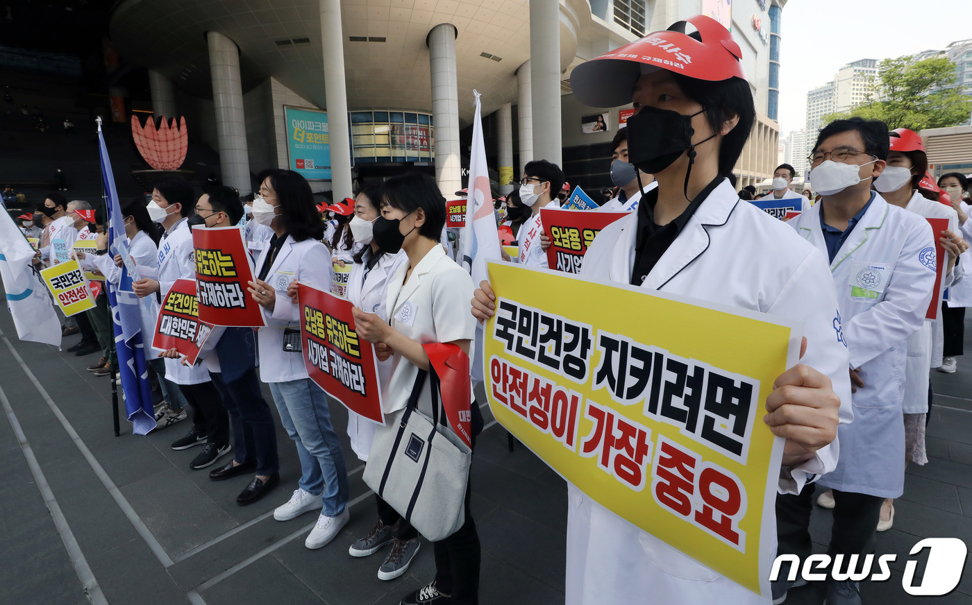 (서울=뉴스1) 이동해 기자 = 약사의미래를준비하는모임(약준모) 회원들이 22일 오후 서울 용산역 광장에서 약배송 중단을 촉구하며 전국약사 대정부 투쟁 집회를 하고 있다. 2022 …