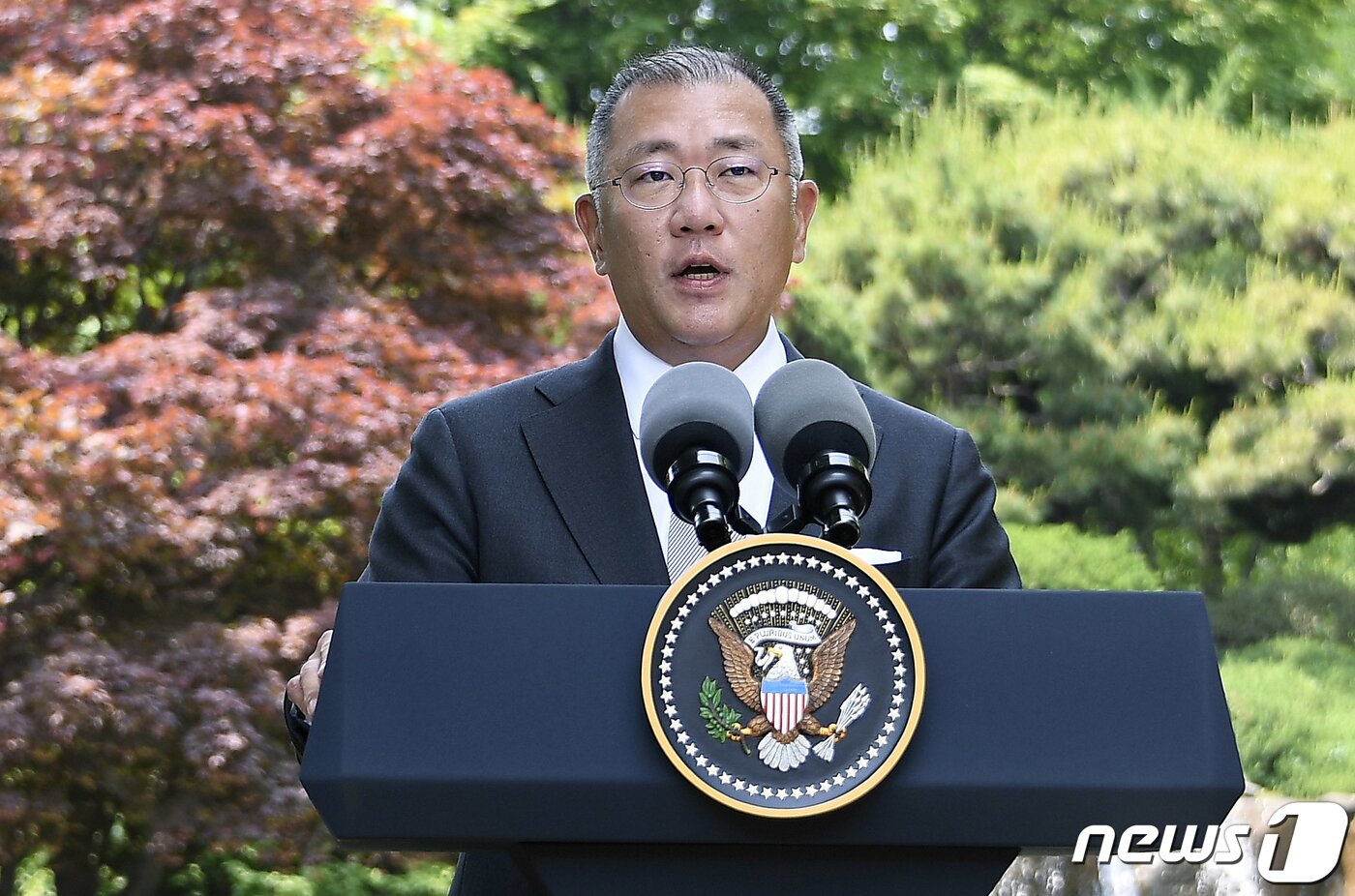 본문 이미지 - 정의선 현대자동차그룹이 22일 오전 그랜드 하얏트 서울 호텔에서 조 바이든 미국 대통령과 환담을 가진 후 국내외 언론을 대상으로 스피치를 하고 있다.(현대자동차그룹 제공)2022.5.22/뉴스1