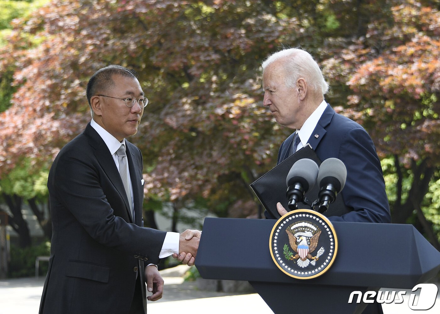 본문 이미지 - 조 바이든 미국 대통령과 정의선 현대차 회장이 지난해 5월22일 오전 그랜드 하얏트 서울 호텔에서 환담에 앞서 악수를 나누고 있는 모습. (현대자동차그룹 제공)2022.5.22/뉴스1