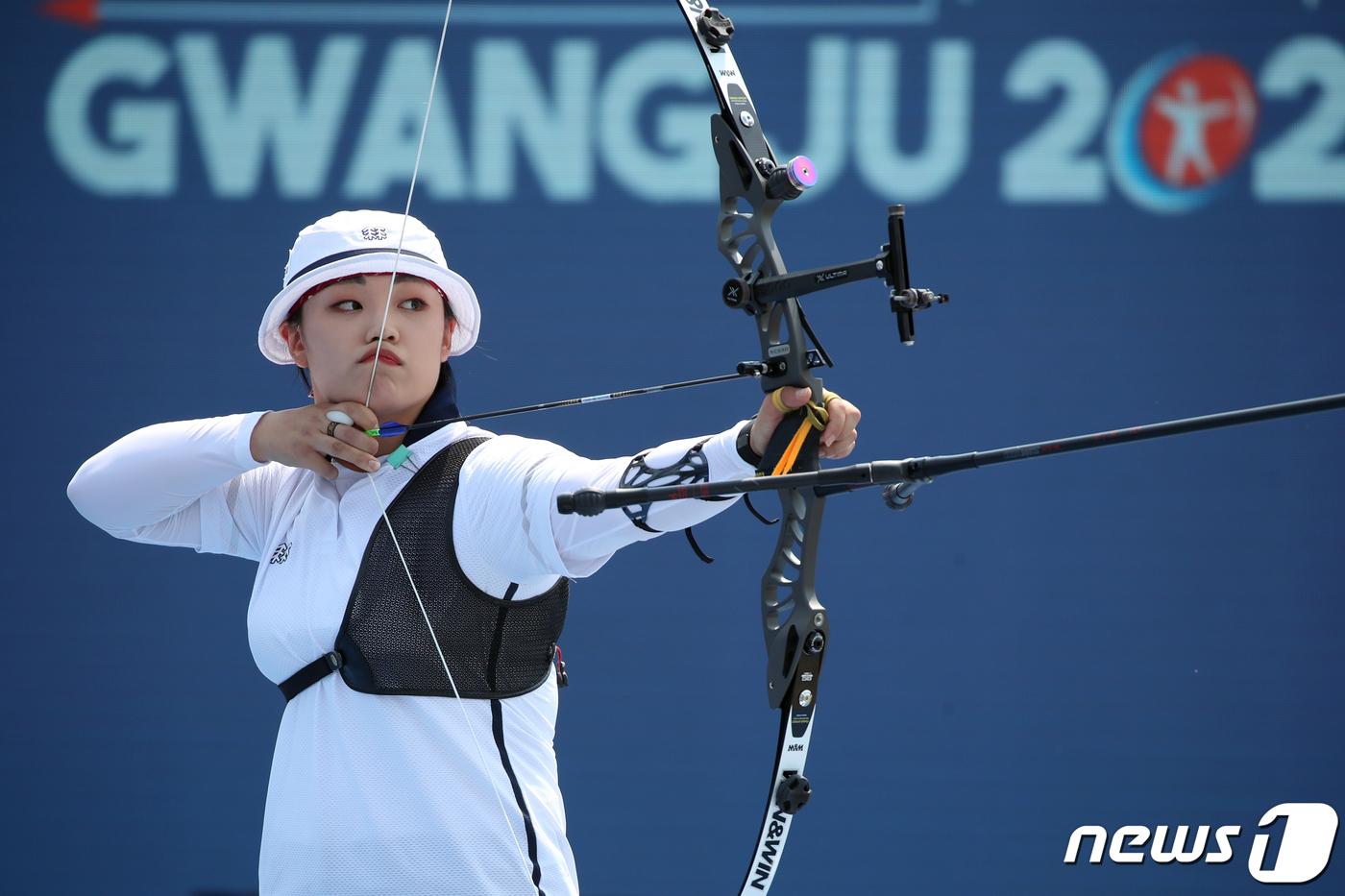 (광주=뉴스1) 황희규 기자 = 22일 오후 광주 광산구 광주여자대학교에서 열린 '광주 2022 현대 양궁월드컵' 리커브 여자 개인 4강에서 대한민국 이가현이 대만 치우 이칭과의 …