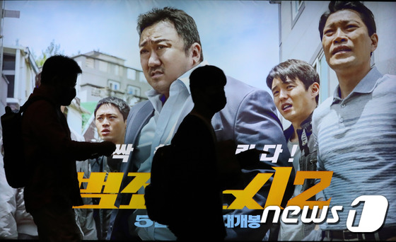 '범죄도시2' 거침없는 흥행 관객수 300만 돌파