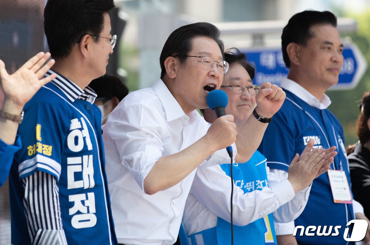 본문 이미지 - 이재명 더불어민주당 총괄선거대책위원장이 22일 오후 대전 서구 갤러리아 타임월드 인근에서 열린 합동 유세에서 시민들에게 지지를 호소하고 있다. 2022.5.22/뉴스1 ⓒ News1 이재명 기자