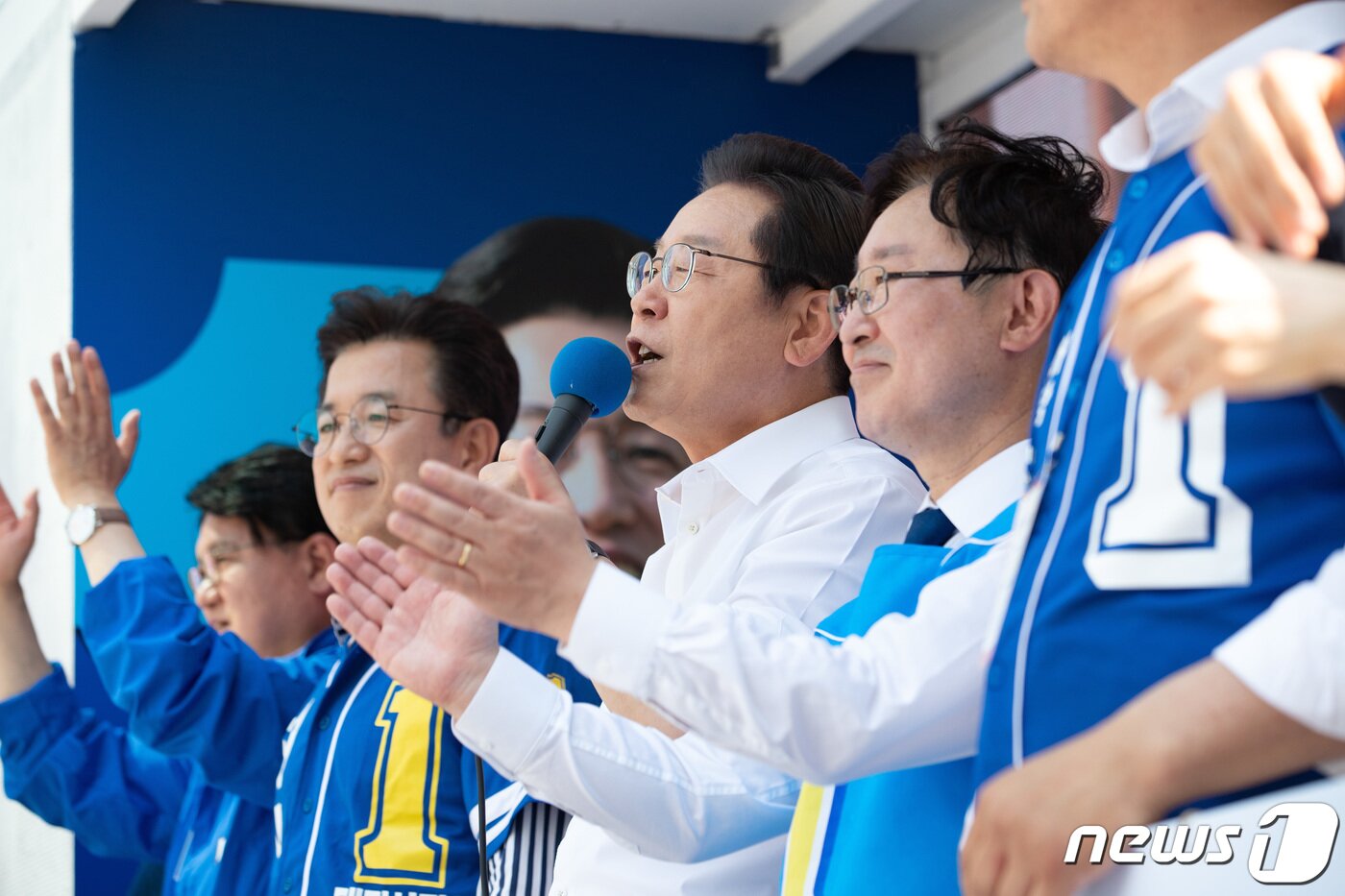 본문 이미지 - 이재명 더불어민주당 총괄선거대책위원장이 22일 오후 대전 서구 갤러리아 타임월드 인근에서 열린 허태정 대전시장 합동 유세에서 시민들에게 지지를 호소하고 있다. 2022.5.22/뉴스1 ⓒ News1 이재명 기자