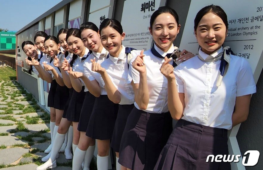 본문 이미지 - '광주 2022 현대 양궁월드컵' 성공 개최의 숨은 조력자인 '시상요원'들이 22일 광주여대 양궁포토존에서 기념촬영을 하고 있다. 시상요원은 광주여대 항공서비스학과 학생 9명이 맡았다.2022.5.22/뉴스1 ⓒ News1 박준배 기자