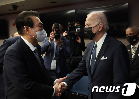 윤석열 대통령(왼쪽)과 조 바이든 미국 대통령. (대통령실사진기자단) 2022.5.22/뉴스1 © News1 안은나 기자