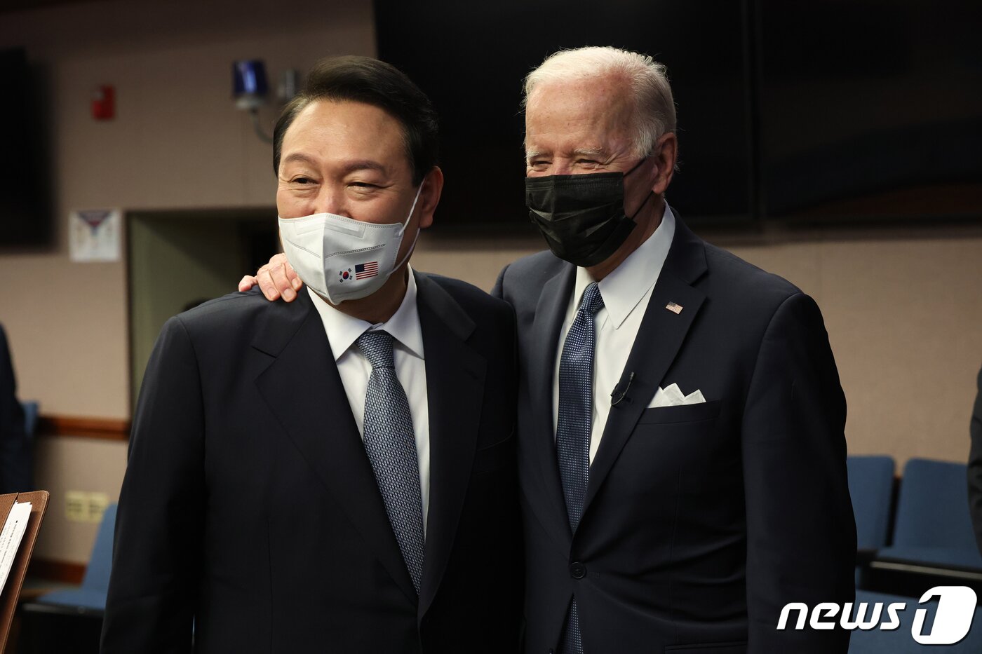 본문 이미지 - 윤석열 대통령과 조 바이든 미국 대통령이 지난해 5월22일 오전 경기도 평택 오산공군작전사령부 항공우주작전본부(KAOC·Korean Air And Space Operations Center)를 방문해 친근하게 대화를 나누고 있는 모습. (대통령실사진기자단) 2022.5.22/뉴스1 ⓒ News1 안은나 기자