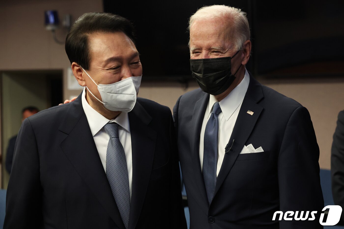 본문 이미지 - 윤석열 대통령과 조 바이든 미국 대통령이 22일 오전 경기도 평택 오산공군작전사령부 항공우주작전본부(KAOC·Korean Air And Space Operations Center)를 방문해 친근하게 대화를 나누고 있다. (대통령실사진기자단) 2022.5.22/뉴스1 ⓒ News1 안은나 기자