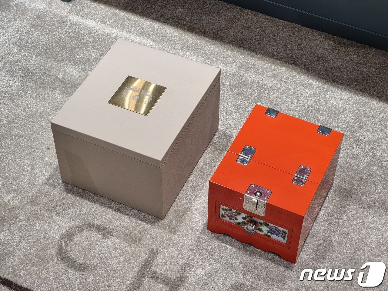 본문 이미지 - 윤석열 대통령 부인 김건희 여사가 조 바이든 미국 대통령의 2박 3일 방한에 함께하지 못한 질 바이든 여사를 위해 경대와 도록을 선물했다. 경대는 한국 전통 문양이 새겨져 있고 거울을 세우면 그 아래에 화장품을 넣을 수 있는 서랍이 있다. (대통령실 제공) 2022.5.22/뉴스1 ⓒ News1 안은나 기자