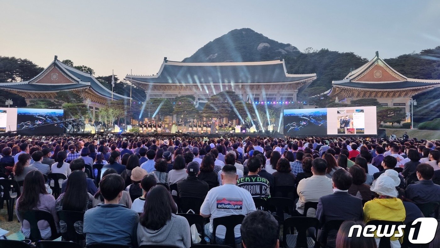 본문 이미지 - 22일 오후 서울 종로구 청와대 본관 대정원에서 청와대 개방 특집 KBS 열린음악회가 열리고 있다. 청와대에서 KBS 열린음악회가 개최되는 것은 1995년 5월 이후 27년 만이다. 2022.5.22/뉴스1 ⓒ News1 오대일 기자