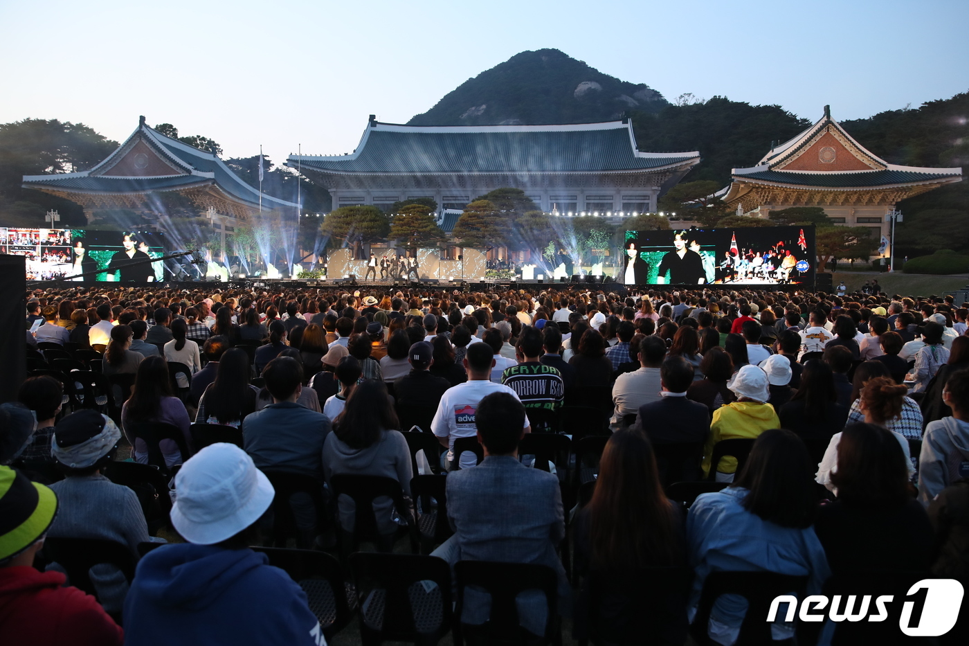 (서울=뉴스1) 오대일 기자 = 22일 오후 서울 종로구 청와대 본관 대정원에서 열린 청와대 개방 특집 KBS 열린음악회에서 투모로우바이투게더의 공연이 펼쳐지고 있다. 청와대에서 …