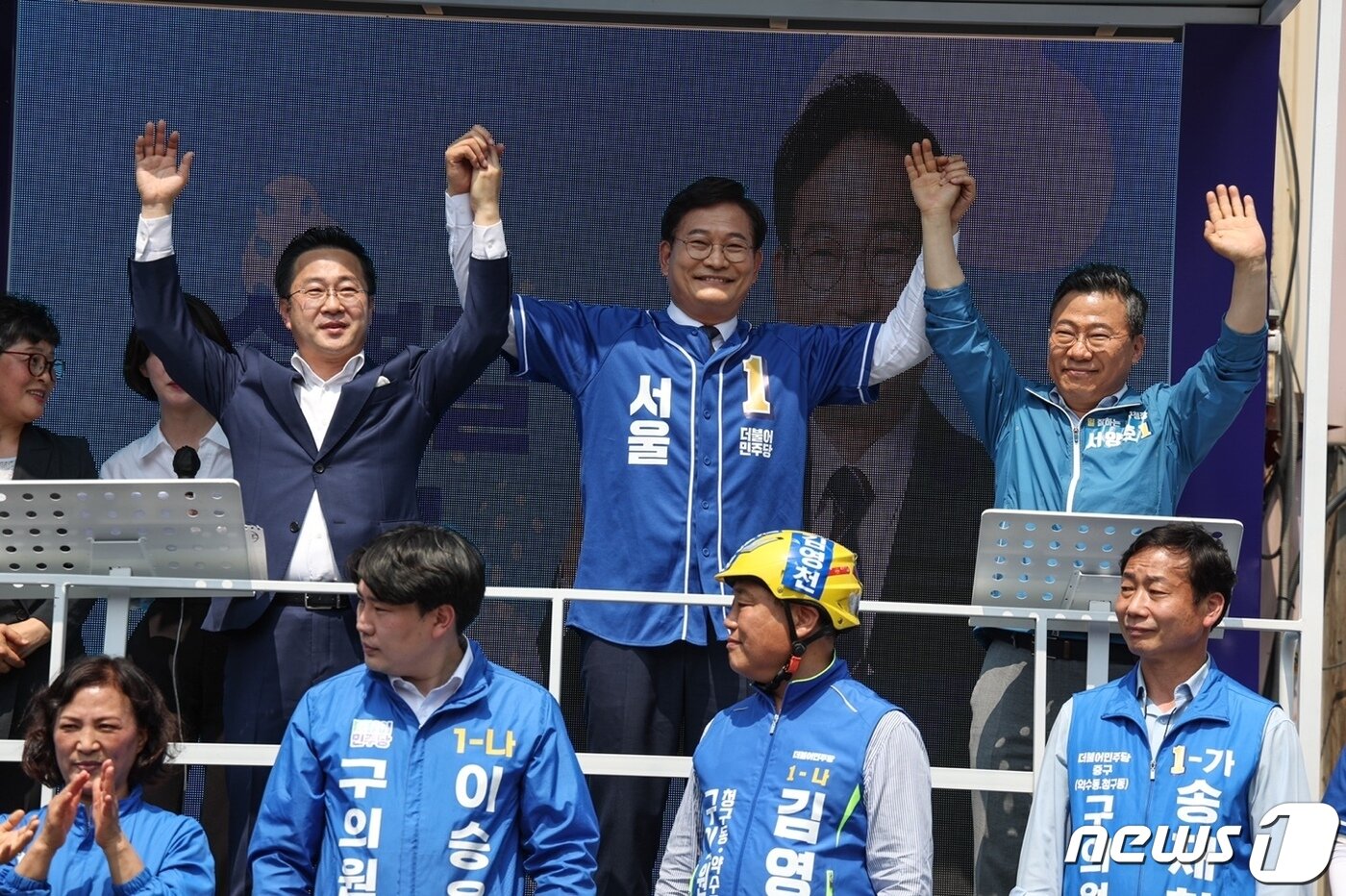 본문 이미지 - 송 후보가 22일 오후 서울 중구 백학시장 앞에서 유세를 벌이고 있다. (송 후보 캠프 제공) ⓒ 뉴스1
