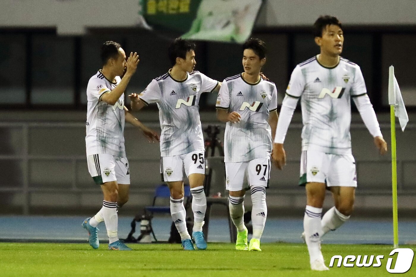 본문 이미지 - 22일 오후 경기도 수원시 장안구 수원종합운동장에서 열린 프로축구 ‘하나원큐 K리그 2022’ 수원FC와 전북 현대 모터스의 경기에서 선취골을 기록한 전북 김진규가 동료들과 기뻐하고 있다. 2022.5.22/뉴스1 ⓒ News1 황기선 기자