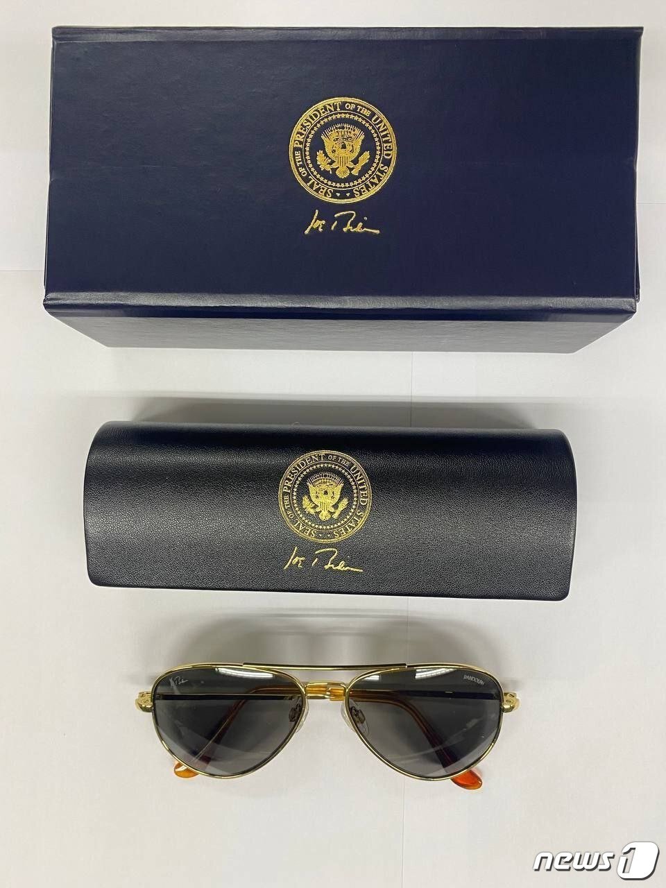 본문 이미지 - 조 바이든 미국 대통령이 2박 3일의 방한 일정을 마치며 윤석열 대통령에게 선물한 선글라스. 바이든 대통령의 트레이드 마크이자 대학 시절부터 즐겨쓰던 조종사용 선글라스로 이번 방한을 계기로 특별 제작했다. (대통령실 제공) 2022.5.22/뉴스1 ⓒ News1 안은나 기자