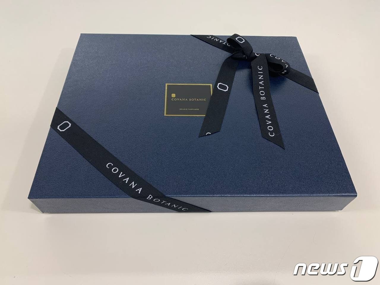 본문 이미지 - 윤석열 대통령 부인 김건희 여사가 조 바이든 미국 대통령의 2박 3일 방한에 함께하지 못한 질 바이든 여사를 위해 경대와 '마크 로스코전' 도록을 선물했다. 지난 21일 바이든 대통령이 환영 만찬 전 김 여사가 기획한 이 전시를 직접 언급하며 "미국 국립미술관이 한국에 최초로 대규모로 그림을 빌려준 첫 번째 사례라는 걸 잘 알고 있다＂고 밝히기도 했다. (대통령실 제공) 2022.5.22/뉴스1 ⓒ 뉴스1