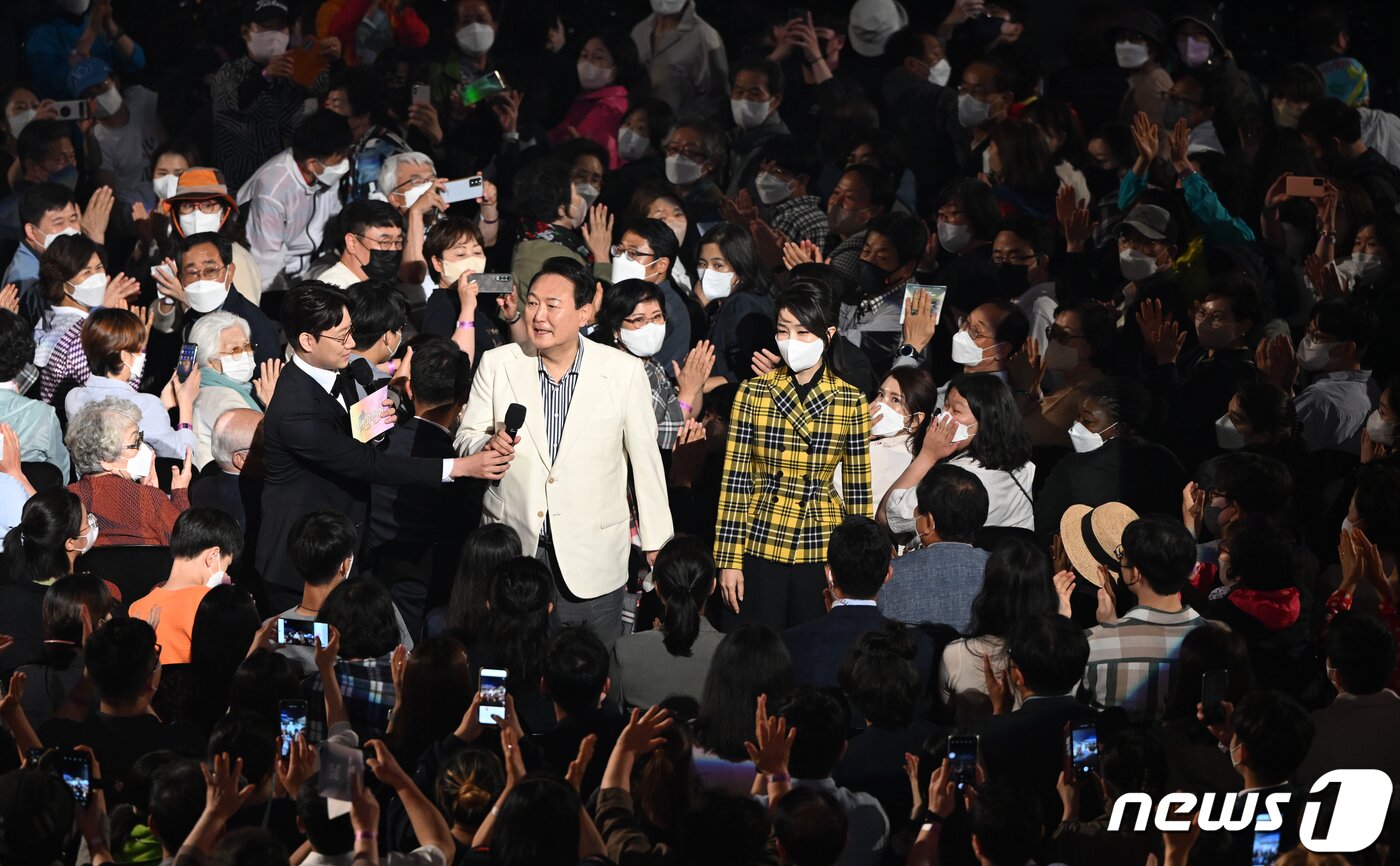 본문 이미지 - 윤석열 대통령과 부인 김건희 여사가 22일 오후 서울 종로구 청와대 본관 대정원에서 열린 청와대 개방 특집 KBS 열린음악회에 참석해 시민들에게 인사하고 있다. (대통령실사진기자단) 2022.5.22/뉴스1 ⓒ News1 오대일 기자