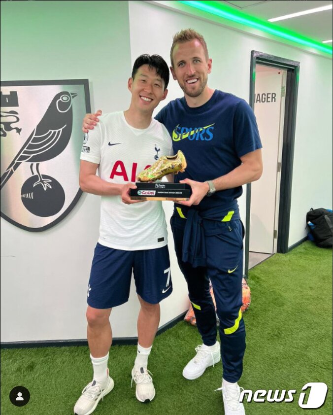 본문 이미지 - 손흥민(30)이 사상 첫 아시아 선수 출신 잉글리시 프리미어리그(EPL) 득점왕에 오르자 해리 케인(29, 이상 토트넘)이 SNS를 통해 축하를 전했다. 케인은 자신의 인스타그램에 득점왕 트로피를 받은 손흥민과 함께 찍은 사진을 올리고 "이번 시즌은 클래스가 달랐다＂라며 1200만 팔로워 앞에서 자랑했다.(헤리 케인 SNS 캡처) 2022.5.23/뉴스1 ⓒ News1 민경석 기자